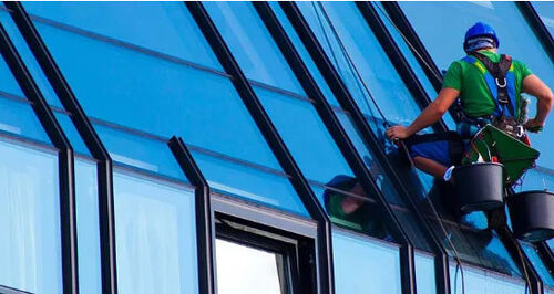 tin tức mới nhất về công ty Máy bay không người lái MYUAV FC30 Tethered Cleaning: Cách mạng trong việc làm sạch tòa nhà đô thị