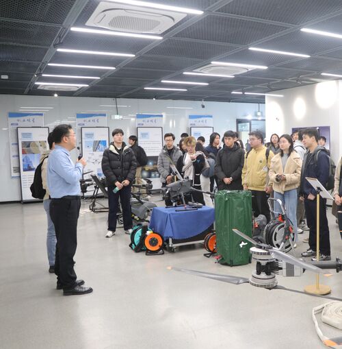 tin tức mới nhất về công ty Các giảng viên và sinh viên Đại học HKU đến thăm MYUAV để khám phá các ứng dụng tiên tiến của máy bay không người lái gắn kết