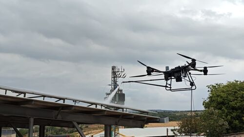 tin tức mới nhất về công ty MYUAV FC30 Máy bay không người lái làm sạch ở độ cao cao kết nối đôi hoàn thành dự án làm sạch tấm pin PV ở Trung Đông